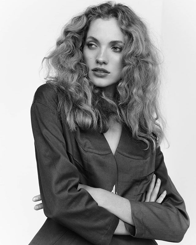🖤 @tanyakizko 
Love enhancing and building textures on natural curls using different waving techniques and @Oribe products

#supershine
#grandiosemousse
#thickdryfinishingspray

Photo: @eliastahan
Makeup @sophiafloresmakeup 
Styling @andrewgelwicks 