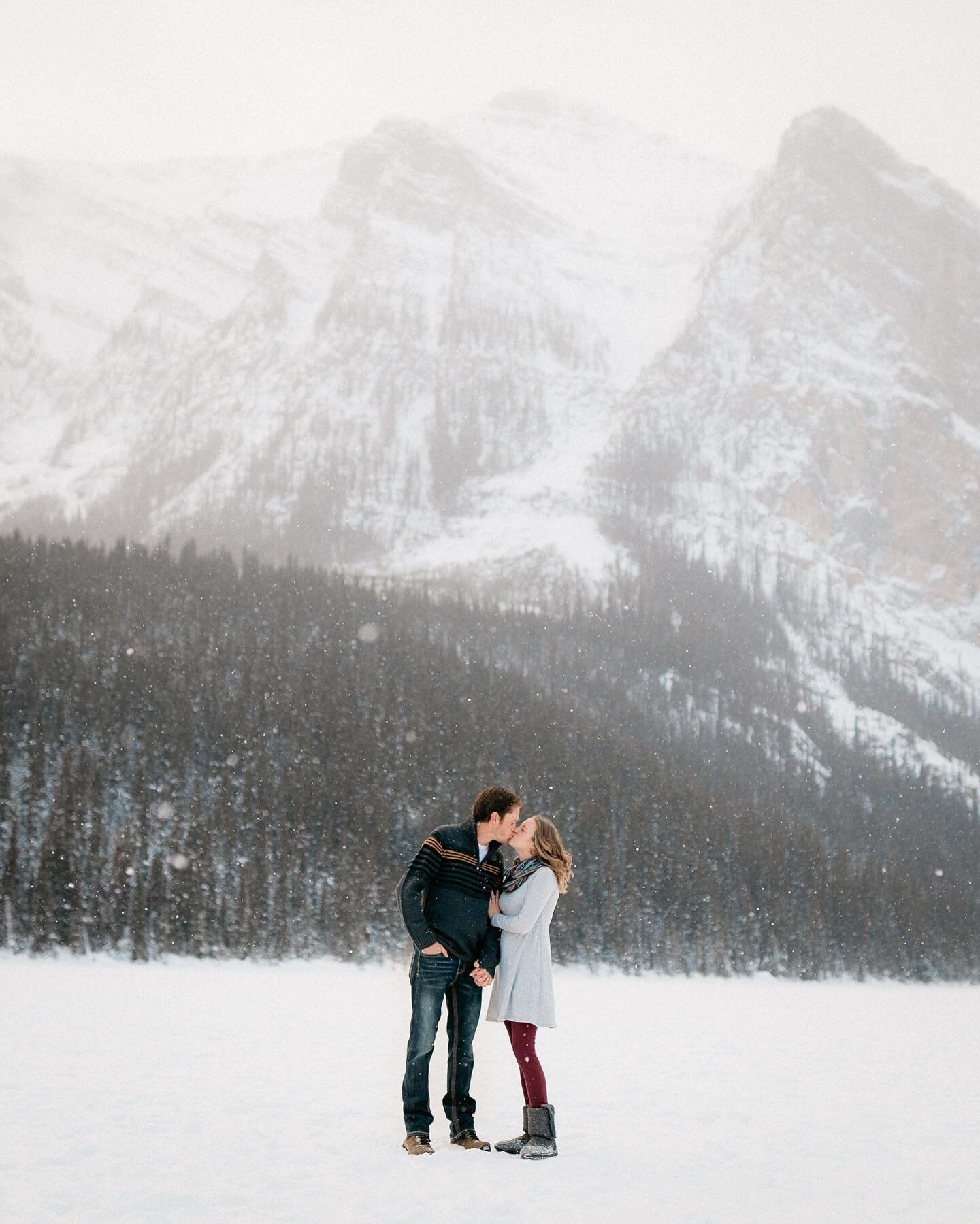 A little throwback to this snowy engagement session in the Canadian Rockies. 🌨️❄️