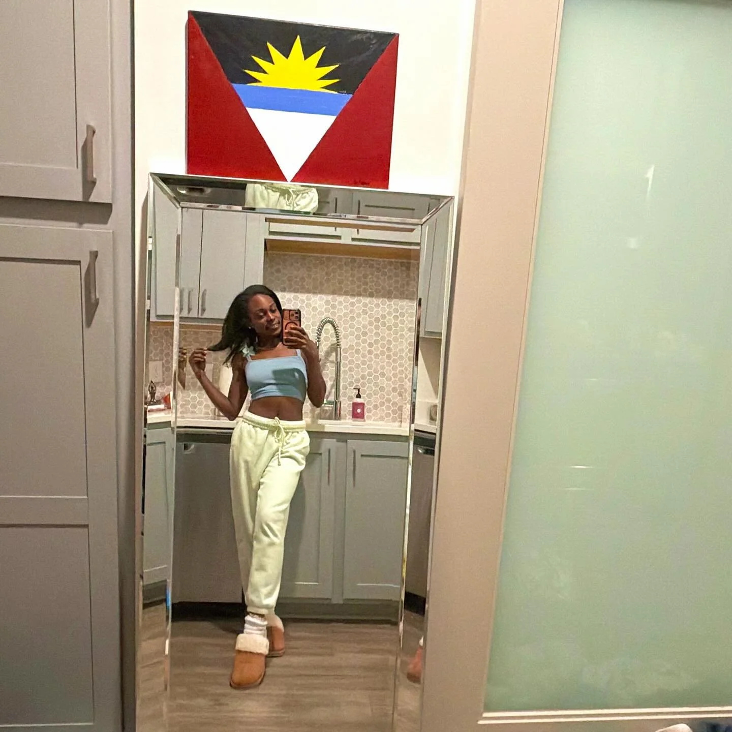 Dreamy moments &amp; soft reset routines 💕✨

MONDAY POV: 
it&rsquo;s a HOLIDAY &amp; yess we slept in.
Monday = a  likkle reset after a lonnggg, high vibe weekend &mdash; when i woke up ((( &amp; got myself togetherrrrr lolz)) i ran errands, then re