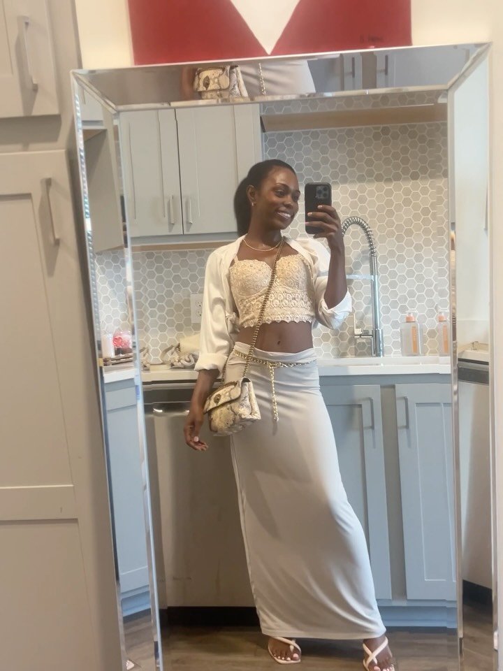 🥂✨ Brunch the pretty, luxe way: champagne, caviar, a likkle cheeesecake &amp; girl talk. Because soft life means yesssss ✨ to the little luxuries &amp; everythingggg I love💕

In August, we celebrated my sister&rsquo;s pre-birthday with mommy (babes