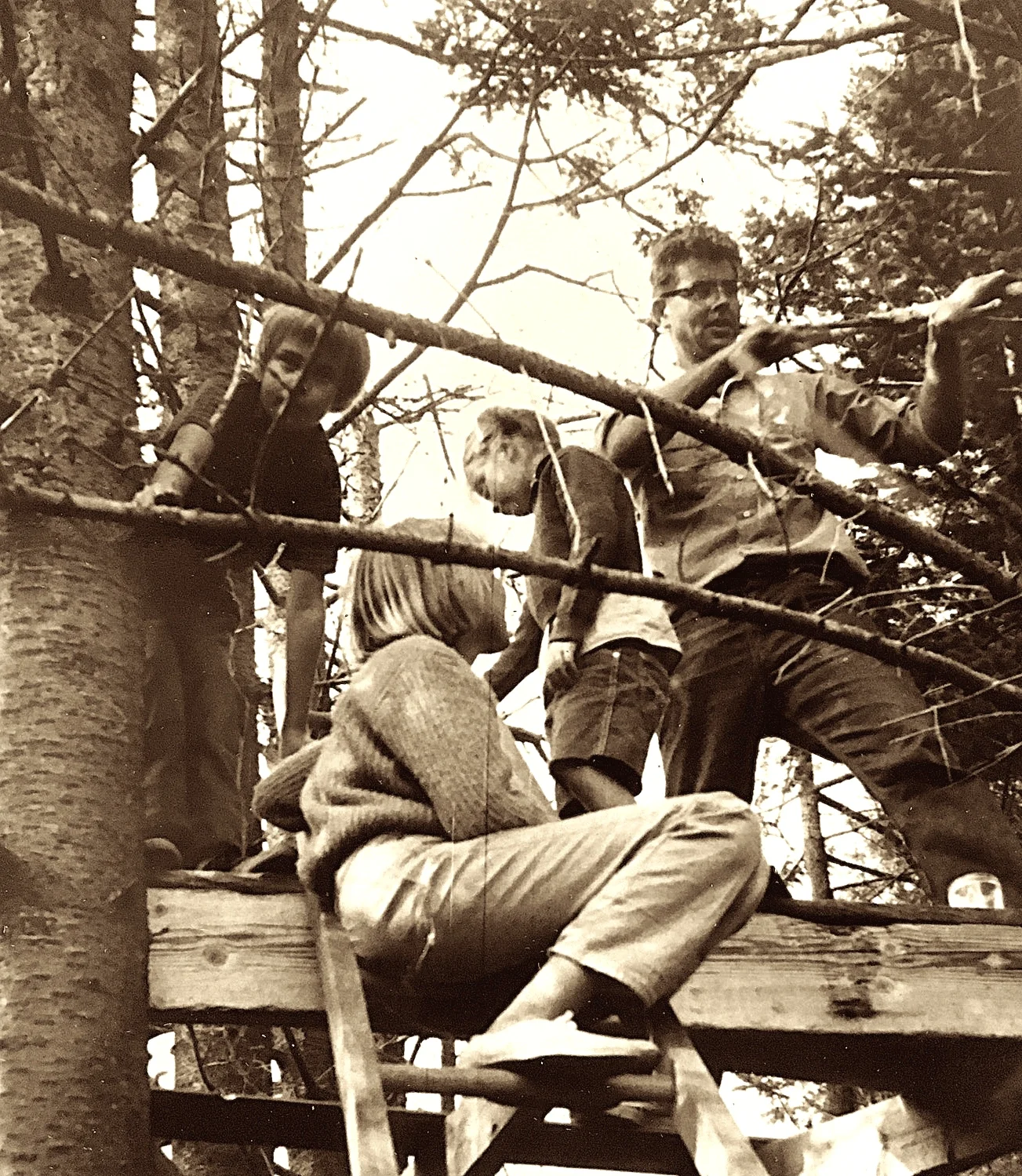 Father makes treehouse with three daughters