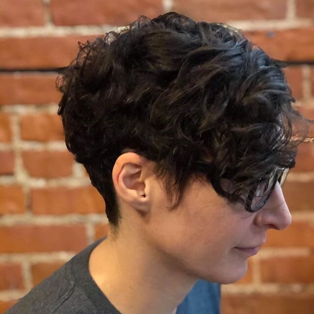 Maggie&rsquo;s sassy cut! Swipe ➡️ to see the before! .
.
#h2osalonurbana #urbanasalon #urbanastylist #maggiedoesme #shorthair #curlyhair