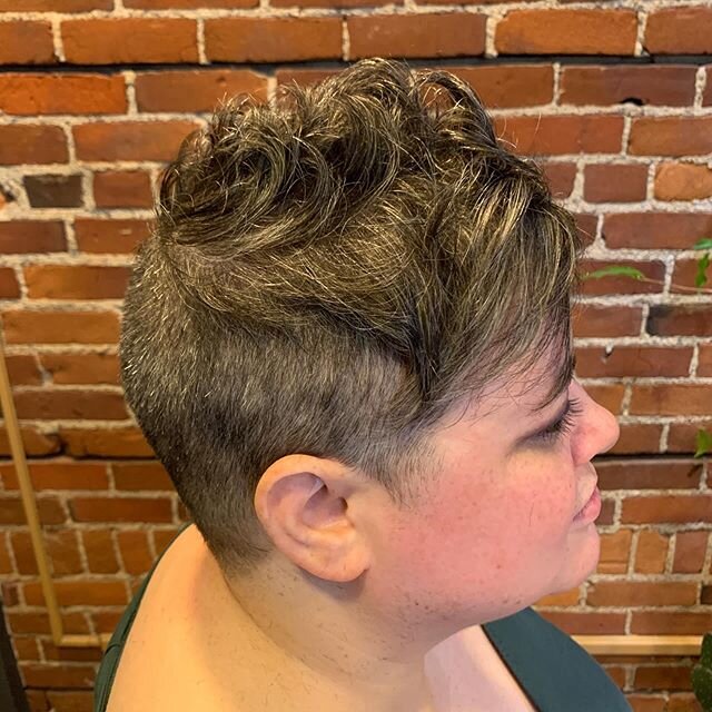 McKenna&rsquo;s short cut! .
.
#h2osalonurbana #urbanasalon #urbanastylist #_melhair_ #shorthair #shorthaircut #shortwomenscut