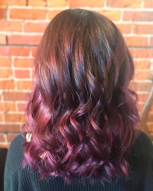 It&rsquo;s ok to be a little obsessed with your hair... because we are too! 😍 .
.
#h2osalonurbana #urbanasalon #urbanastylist #urbanastylist #freshcolor #burgundyhair #baylage #burgundybaylage