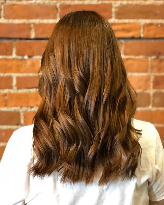 Gimme them good hair day vibes✨ .
.
Swipe ➡️ to see the before! 
#h2osalonurbana #urbanasalon #urbanastylist #urbanastylist #beforeandafter #beforeandhafterhaircolor #richcolor #allovercolor #maggiedoesme