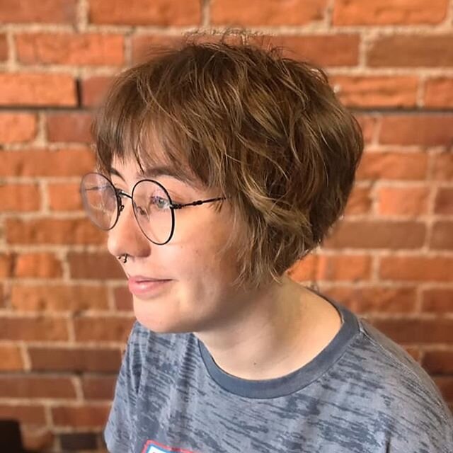 &ldquo;A woman who cuts her hair is about to change her life.&rdquo; - Coco Chanel 💇&zwj;♀️ .
.
Swipe to see the before. 👀 This pixie cut and really reminds you of a pixie and I&rsquo;m loving it!🧚🏻&zwj;♀️ #h2osalonurbana #urbanasalon #urbanastyl