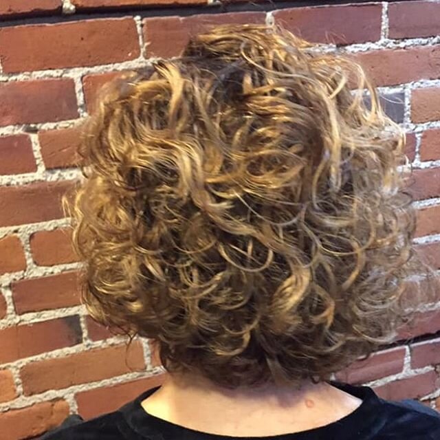 Curly hair is like a box of chocolates, you never know what your gonna get... unless!  You have good products and a diffuser🥰 &bull;
&bull;
#h2osalonurbana #urbanasalon #urbanastylists #urbanastylist #curlyhaircut #curlyhair #euforacurln #curlyhaird