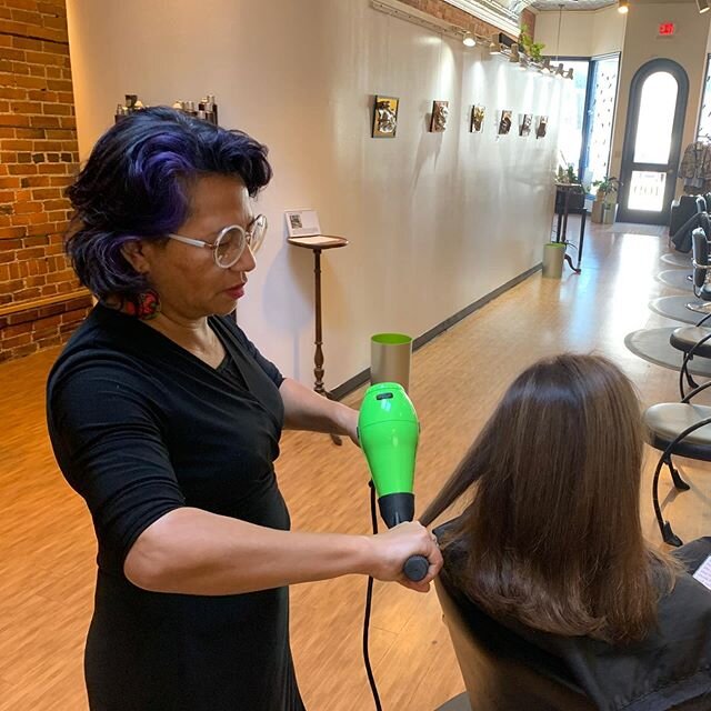 95% of our upper body strength is from blowouts 💪
&bull;
&bull;
#h2osalonurbana #urbanasalon #urbanastylists #urbanastylist #blowout #roottouchup #haircolor
