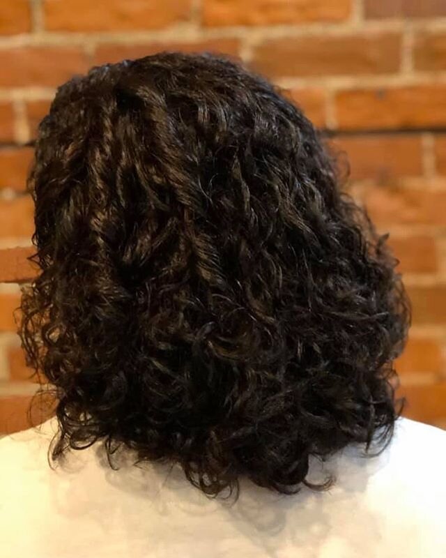 Everything feels better after a cut and color 🤙🏻
&bull;
&bull;
Swipe to see the before! 👀 cut by @cu_rainbowhair and color by @maggiedoesme &bull;
&bull;
#h2osalonurbana #urbanasalon #urbanastylists #urbanastylist #curlyhaircut #curlyhair #brandne