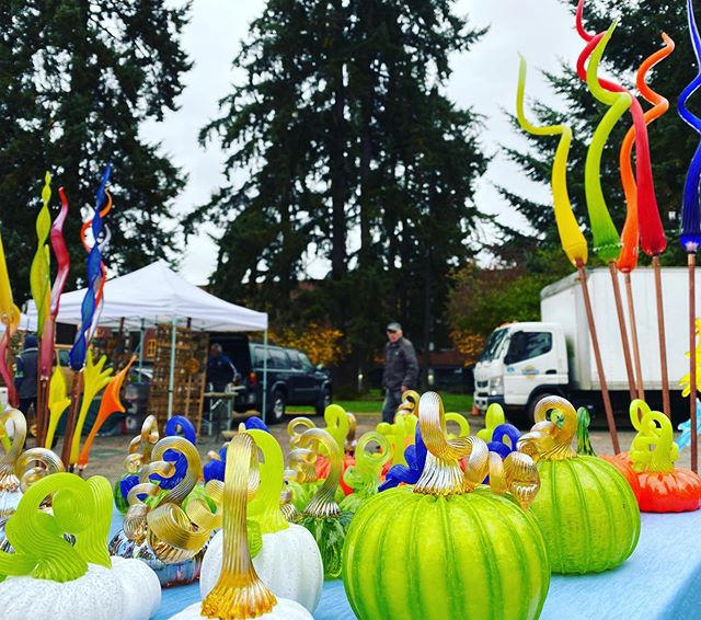 Redmond farmers market today till 3pm!!🎃🌞🌻. Come by and have some fun at the final Farmers Market of 2019. Halloween pet parade today as well!!🐶🐱🐹🐰🦊🐻🐼#redmondfarmersmarket #redmond #jessekellyglass #pets #petparade #halloween