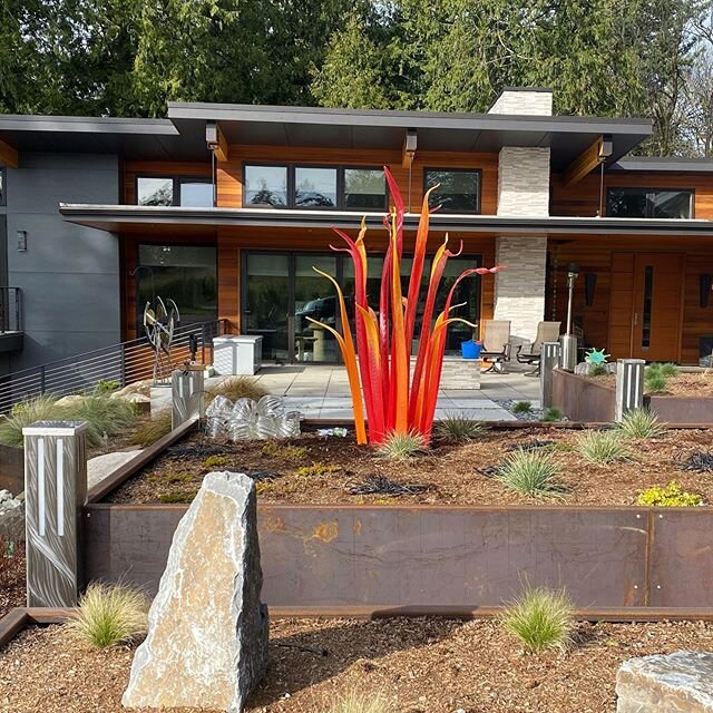 &ldquo;Fire Plant&rdquo; sculpture!🔥🔥🔥. Fantastic installation!! I had a ton of fun with this project!😎🔥 Beautiful home and landscape! 
#jessekellyglass #fire #sculpture #artdesign #artist #bellevue #seattle #redmond #landscape #landscapedesign 