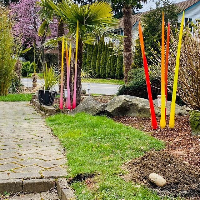 Fabulous installation around clients landscape lighting!!🔥🔥🔥 #jessekellyglass #bellevue #pop #fire #luxurylifestyle #seattle #life #love #design #art #landscapedesign