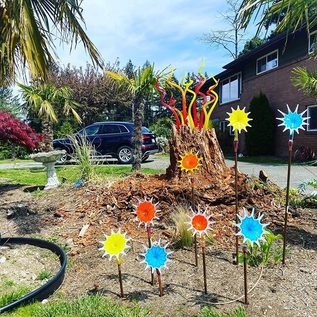 Happy Springtime!!🌷🌞🌴🔥 Dm or contact me through my website for ordering info. Available for shipping pick up or local delivery!  WebsiteJessekellyglass.com 
Email Jessekellyglass@gmail.com
#jessekellyglass #mothersday #spring #springtime #glassar