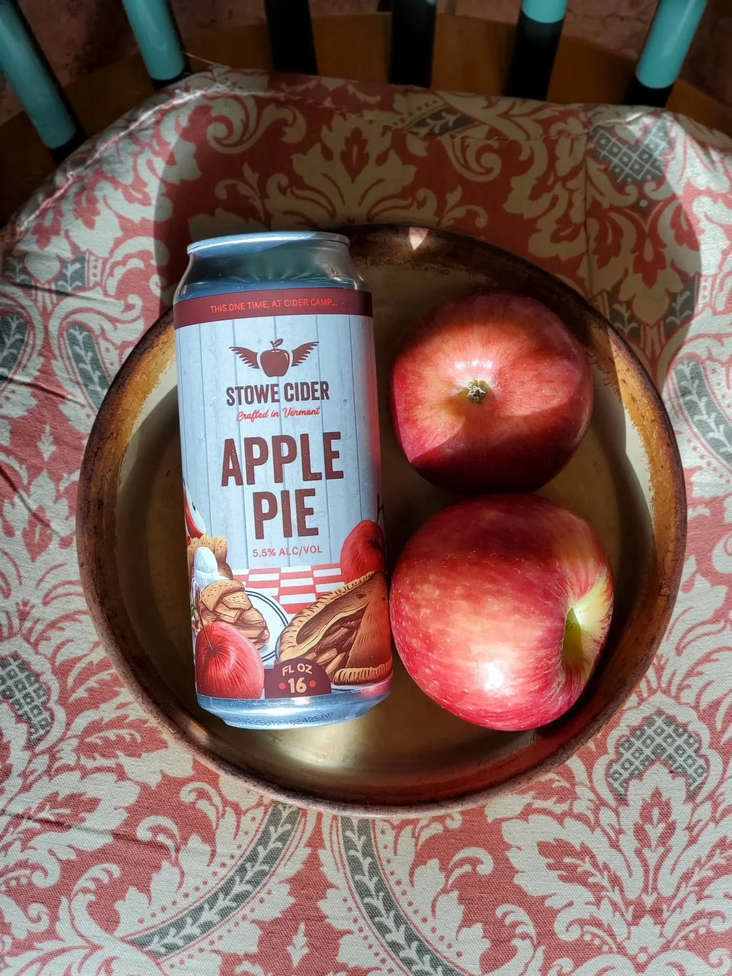 If you haven't tried cider from Stowe yet, it's 🥧*pie*🥧 time you check it out! Stowe Cider Apple Pie is a hard cider on the sweeter side, with delicious apple pie flavors like cinnamon, nutmeg, clove, and vanilla🍻

#hardcider #ciderseason #applepi
