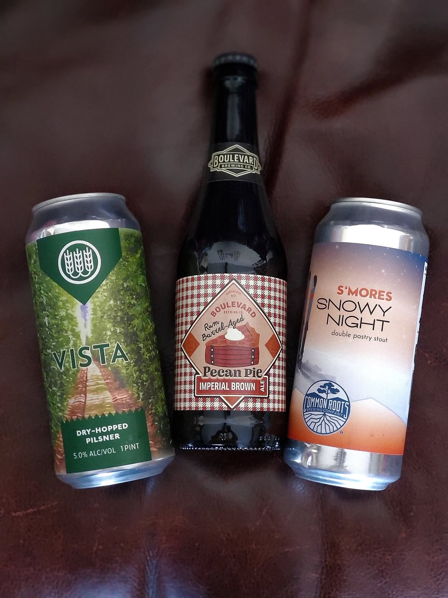 A few different styles here today! A dry-hopped pilsner from Schilling, a pecan pie imperial brown ale from Boulevard aged in rum barrels, and a s'mores stout from Common Roots. Cheers!🍻

#pecanpie #rumbarrelaged #dryhoppedpilsner #smoresstout