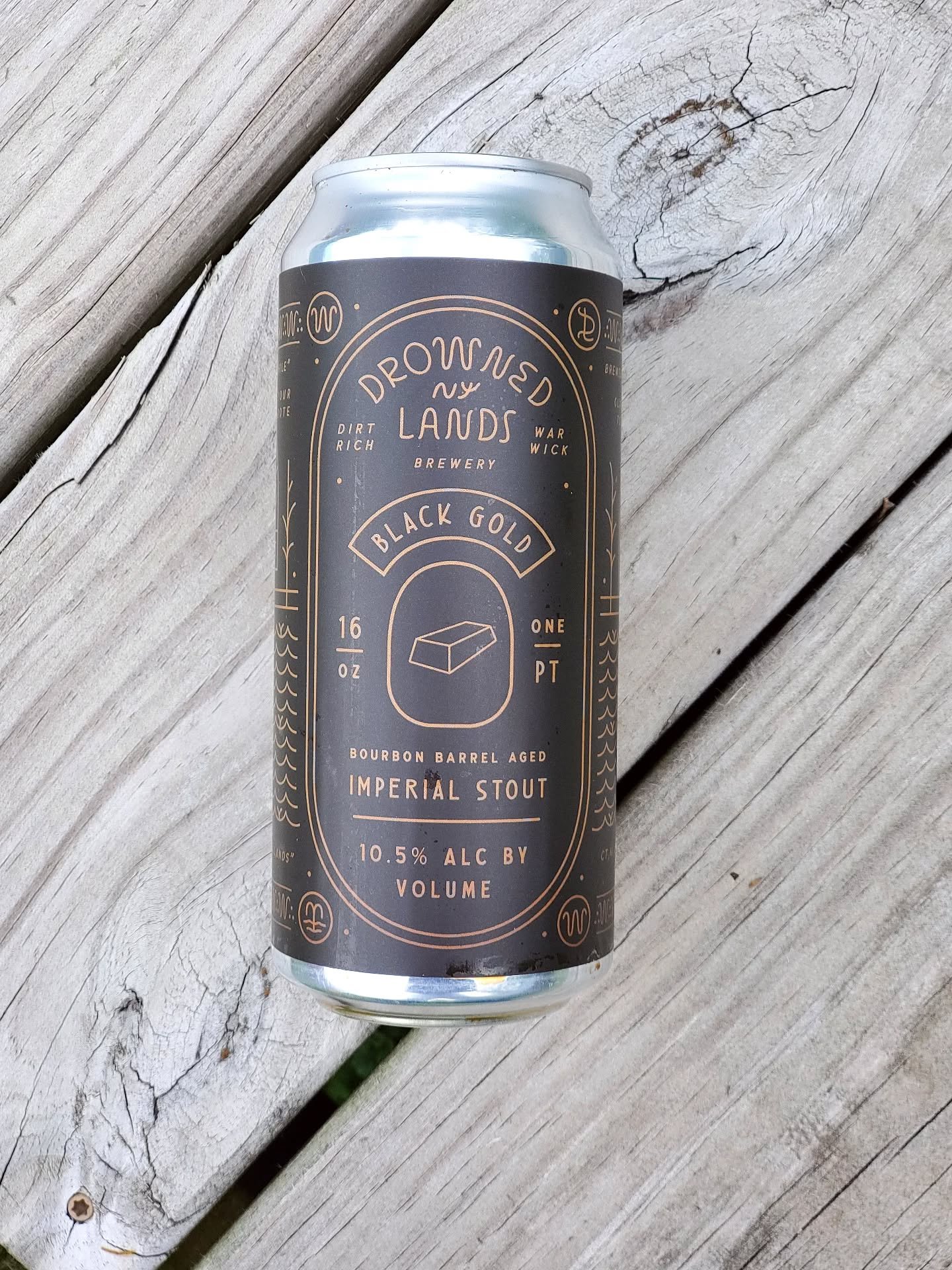 Imperial Stout from Drowned Lands🍺 Black Gold is bourbon barrel aged, 10.5%, with malty and chocolaty notes. Cheers!

#imperialstout #drownedlands #bba #bourbonbarrelaged