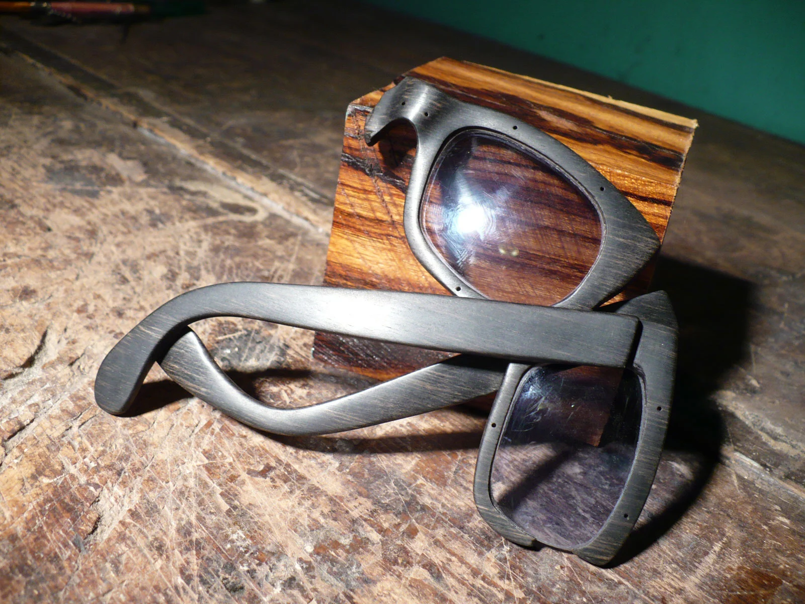 artist-wood-sculpture-eyewear.jpg