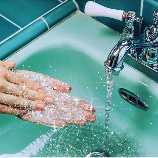 Washing Hands in Style 💕.
Repost from @voguegermany .
.
.
.
.  #hygiene #makeupartist #coronavirus #commonsense