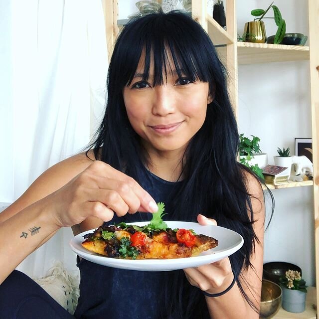 Another mindful eating moment this time sharing for the @vegworldmagazine IG account catch me LIVE at 6pm ET on their account to explore food in a mindful perspective. Tag us in the meal or snack you&rsquo;ll be joining us. Hope to sit in mindful eat