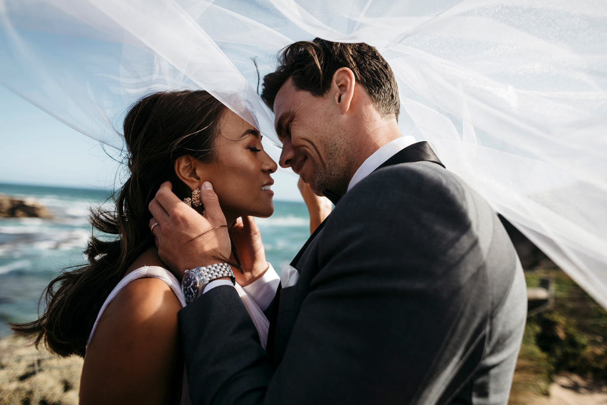 A first kiss between Sari & Mark
