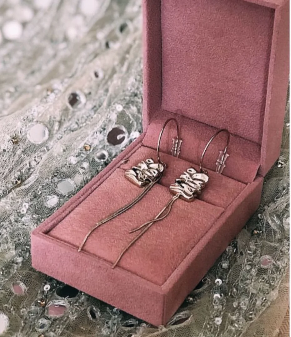 The Pure earrings by @chosenbyoneday were Sarah’s earring of choice