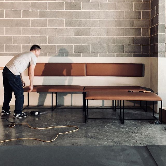 ⚫️Seating being installed.😃 big thanks to @al_and_co_inspire_page for the fantastic interior design and custom fab and furniture. 👏🏼👏🏼👏🏼👏🏼👍🏻👍🏻👍🏻👌🏼👌🏼👌🏼 .
#contemporarydesign #architecture #archilovers #architecturelovers #architec
