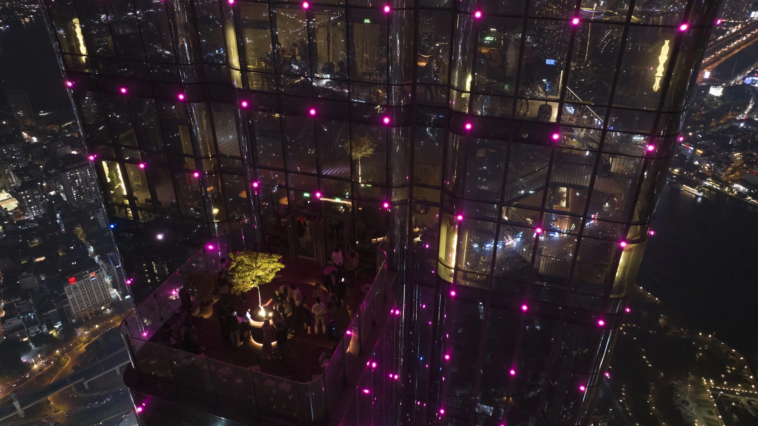 CÀ PHÊ SANG CHẢNH TẠI TẦNG 62 TÒA NHÀ LANDMARK 72 HÀ NỘI
