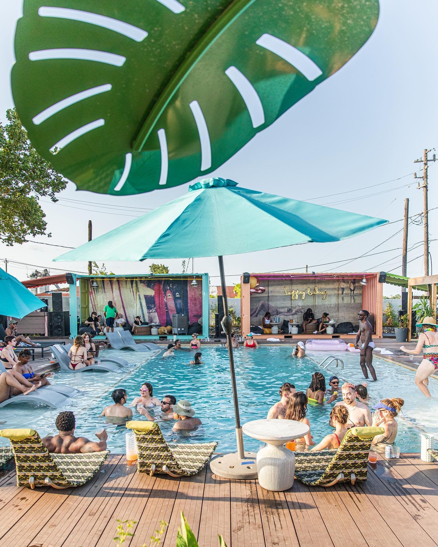 ☀️👙SENDING OFF SUMMER🌴 For our last weekend of the 2023 season, day passes are $20&ndash;both Sat &amp; Sun! 🍹$4 beers, at-cost champagne and a bunch of great cocktail specials round off the last swim weekend at ESSC! 🎧🌊 @themjeans sends us with