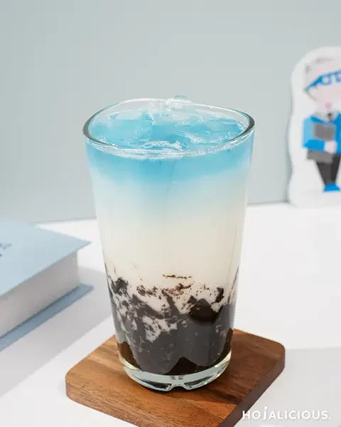 ISTJ Vanilla Cookie Crumble Latte, butterfly pea latte with cookie crumble and aesthetic blue drink look