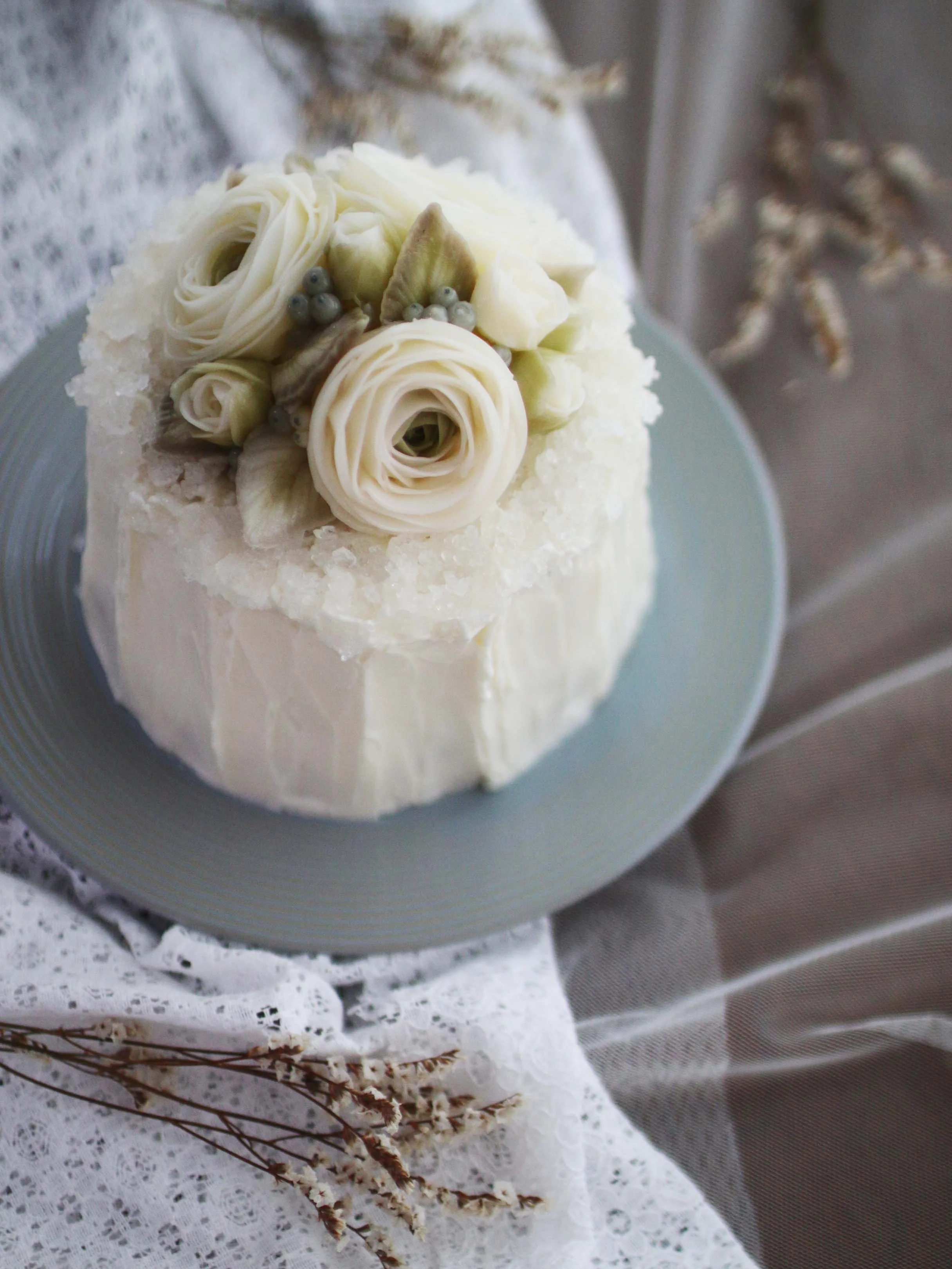 Jewerly Dome Cake (Dummy cake) - Hans on course : All lessons consist of hands-on. Icing, Flower piping, Arrange, .. , etc. - Lisianthus, Mini rose, Rice Flower,Buds, Leaf - Crystal sugar Icing