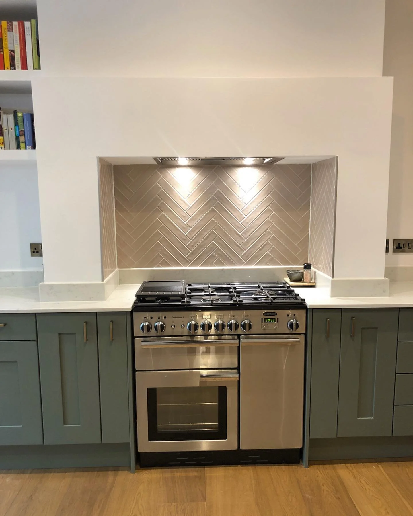 T I L I N G - Here&rsquo;s a closer look at the tiling from the #Lewisham kitchen in my last post. Looks great when lit up by the extractor and LED tape.
Tiles are from @toppstiles
Grout is @baltiling &lsquo;Natural Light&rsquo;
#RichardsonInteriors 