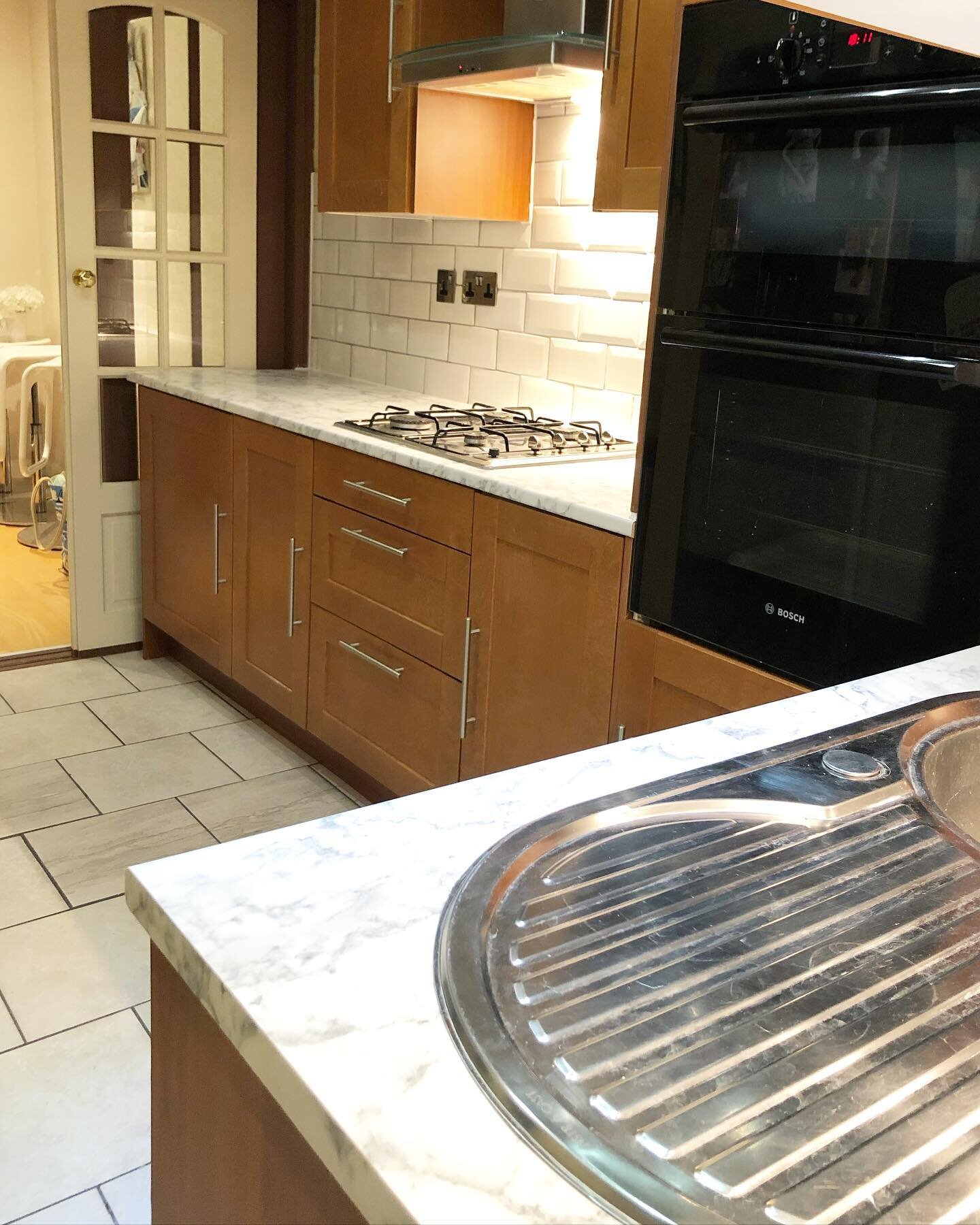 K I T C H E N  F L I P - New worktops fitted and backsplash tiled - a quick and cost effective way of brightening up this kitchen in #Epsom . Keep swiping to see the before photos. 
White Metro tiles from @toppstiles
Worktops from @wickes 
#Richardso