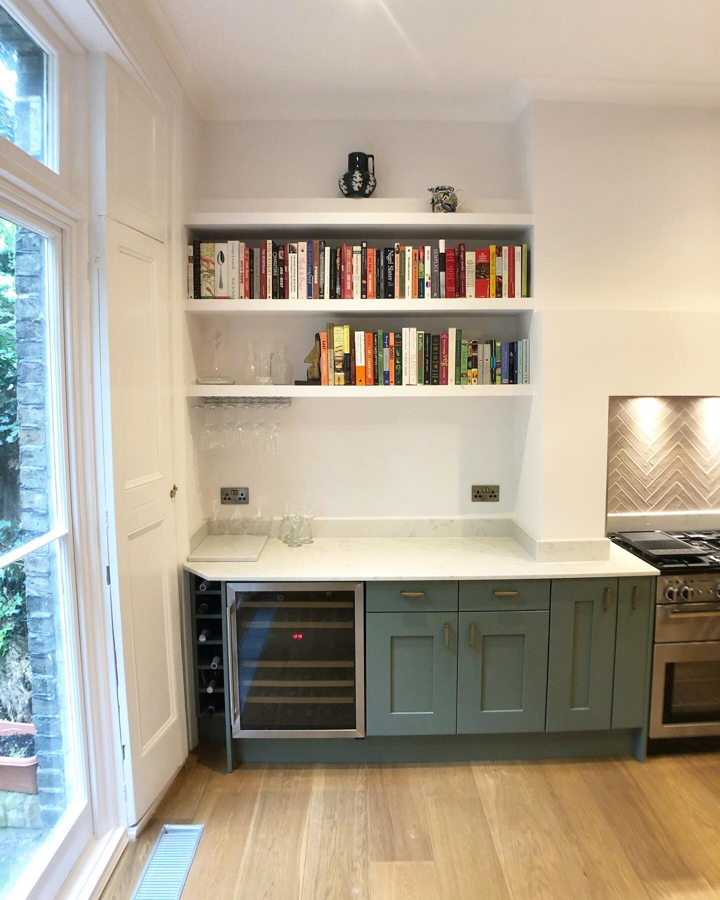 C A R P E N T R Y - Part of the #Lewisham kitchen build was to make some custom alcove shelving and a wine rack. The top shelf houses the extractor ducting and the wine rack was made from spare end panelling. 
Colours are @mylands_london &lsquo;Holbe