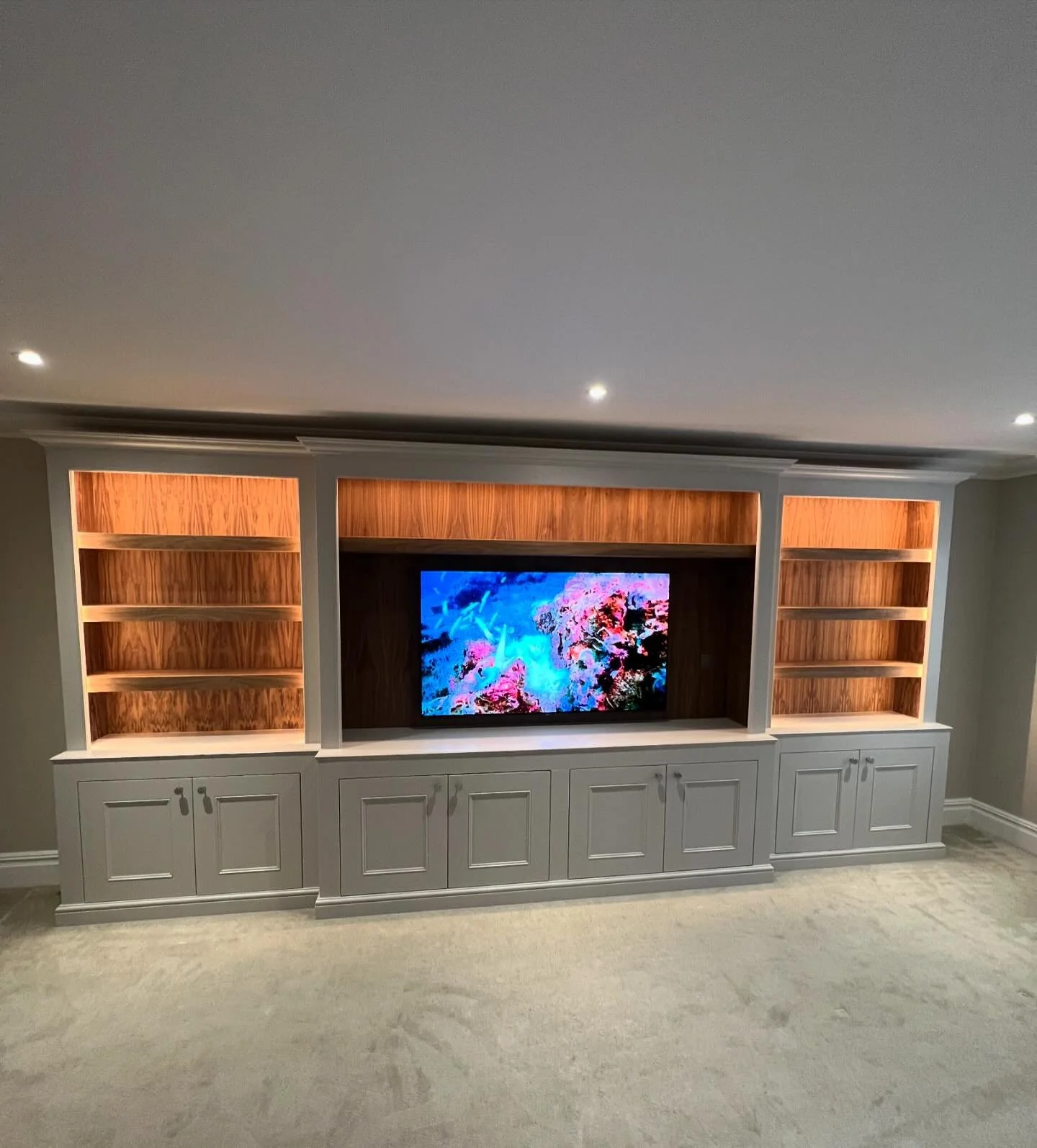 M E D I A  U N I T

Ogee shaker style media unit built and lounge redecorated for a client in Fetcham. Walnut interior shelving with a satin sprayed finish. Colour is @farrowandball Cornforth White No. 228. @osmo_uk Polyx-oil 3044 raw matt on the wal