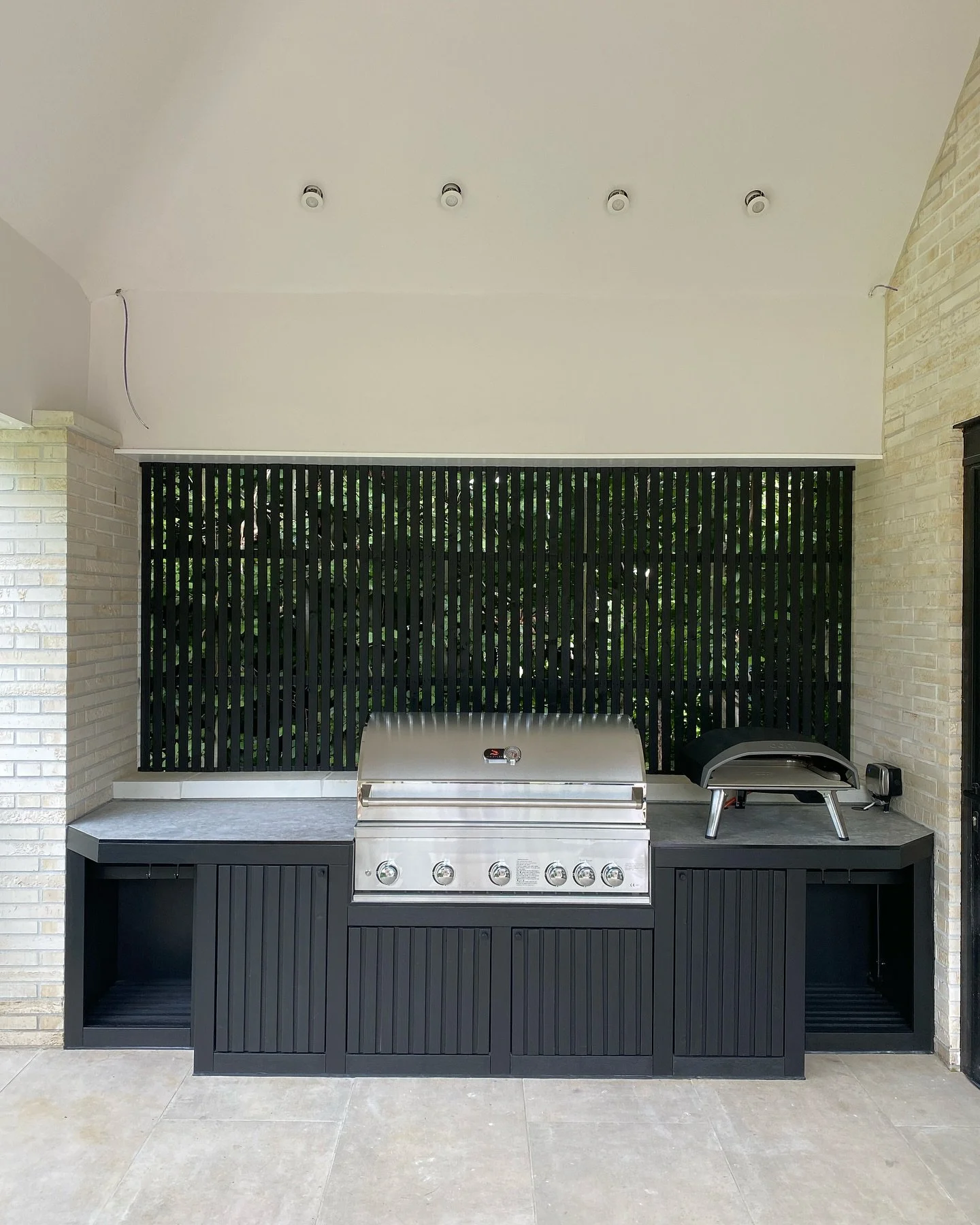 J A M  B U I L D S

4 of 5 builds for @thehousethatjambuilt 

Outdoor kitchen unit with fitted @whistlergrillsltd_ BBQ, @ooni.uk pizza oven and log storage for the suspended log burner in the snug

Finished in @cuprinol_uk garden shades &lsquo;Black 