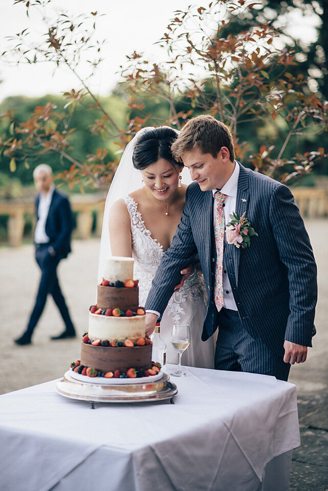 Eynsham Hall - couple cutting the cake
