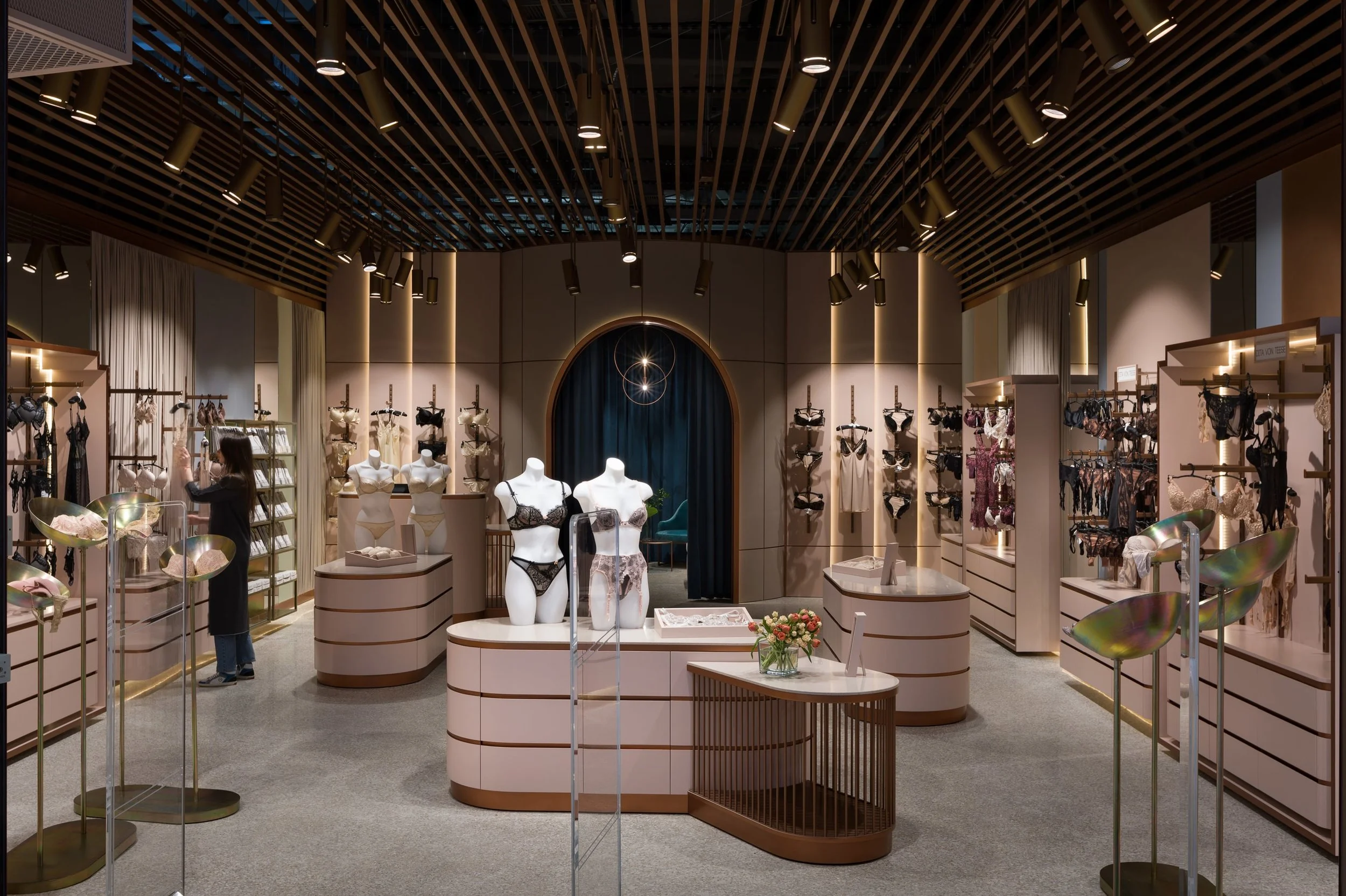 When a woman comes into a lingerie boutique, she should feel exceptional, feel that she is unique, liberated, and desired. The surrounding atmosphere should psychologically and aesthetically contribute to this. We were aiming to create a balanced interior with hidden meaning — not vulgar, but elegant, feminine, and sophisticated,” architect Elena Dobrovolskaya says.