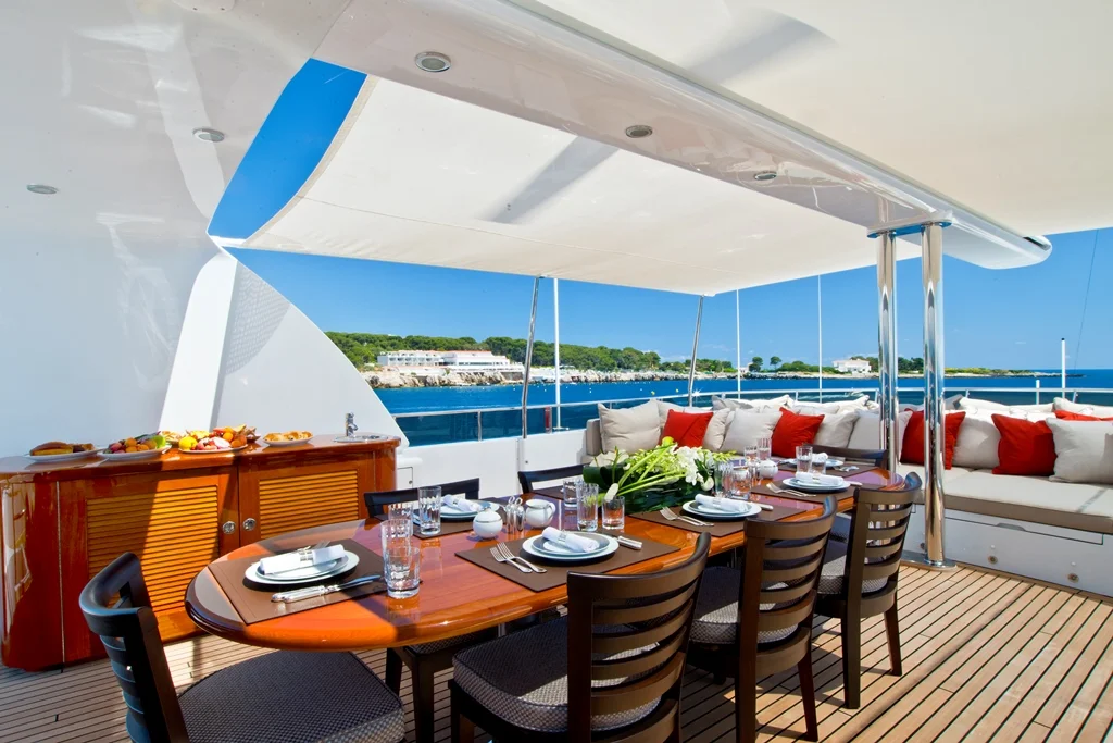 Sundeck dining 1.jpg