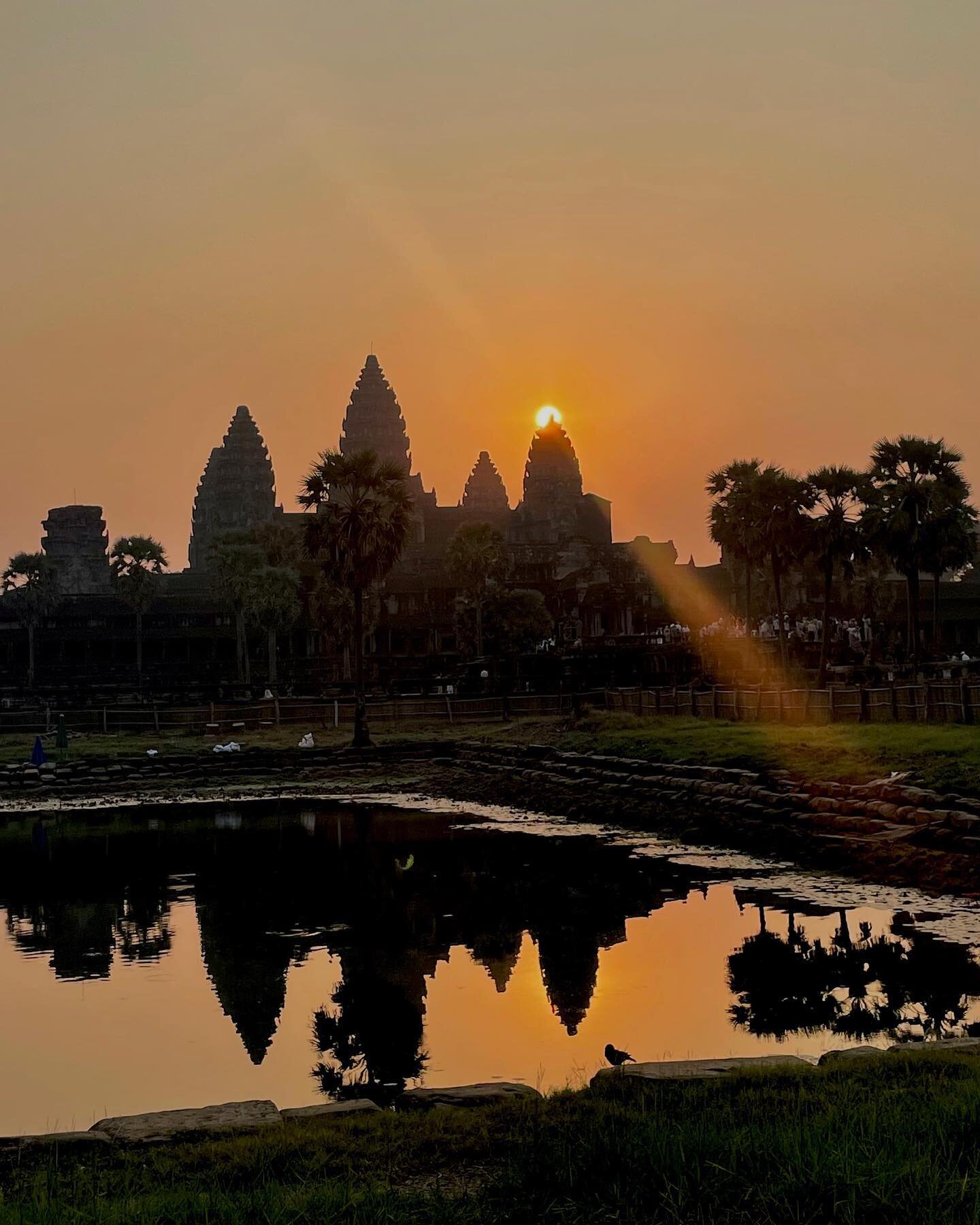 Angkor foi a capital do Imp&eacute;rio do Khmer, atual Cambodia 🇰🇭 e foi a maior cidade do mundo entre 1.1010 e 1.220. Andar pela cidade dos templos, ver as constru&ccedil;&otilde;es e imaginar como tudo isto foi feito h&aacute; mil anos &eacute; c