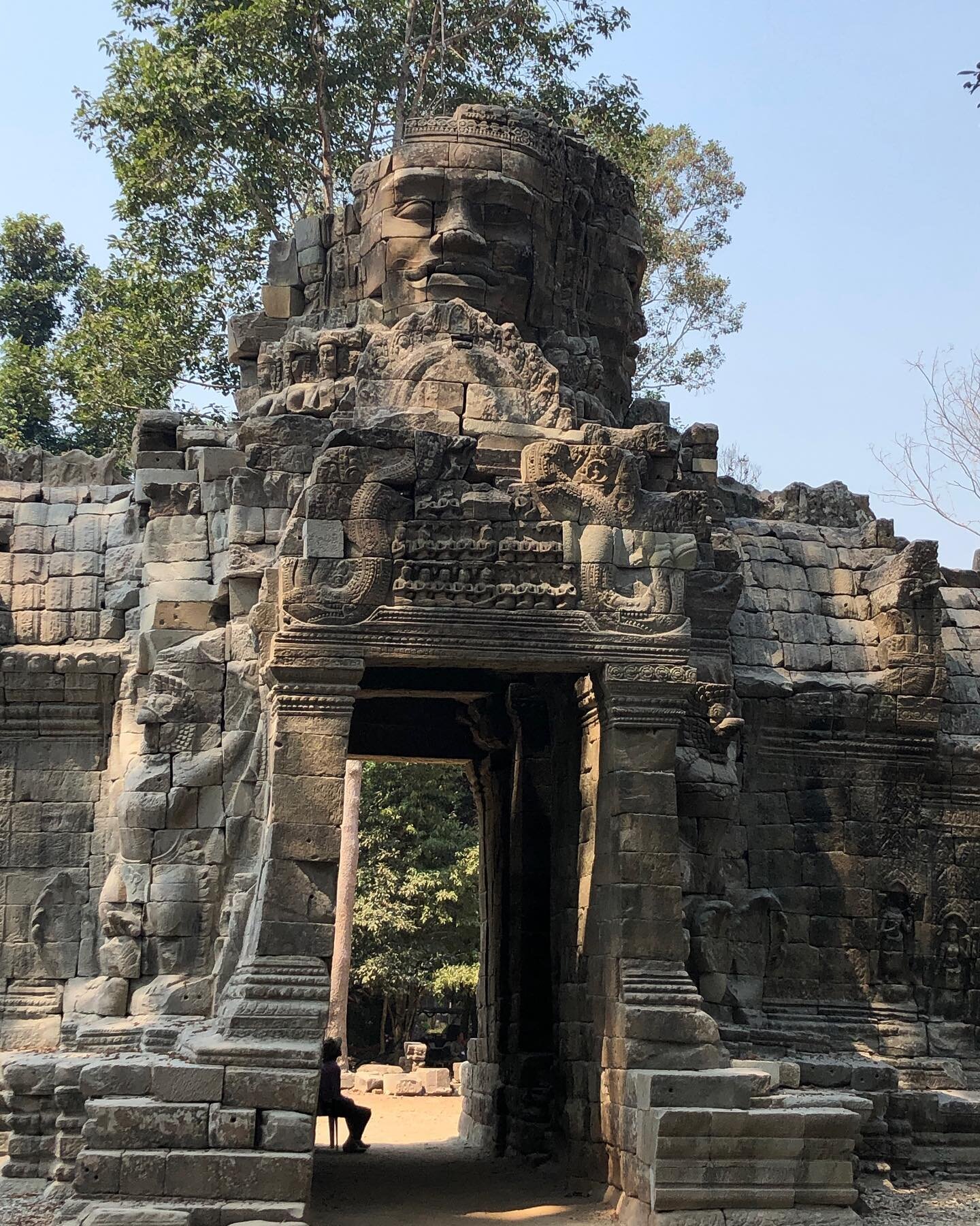 Templo de Banteay Kdei 

Depois do Templo de Angkor fui para o de Banteay Kdei, aqui &eacute; assim: voc&ecirc; sai de um templo e se desloca para outro  que nem sempre &eacute; perto por isso optei por ir de tuk-tuk.
O templo de Bateay Kdei &eacute;