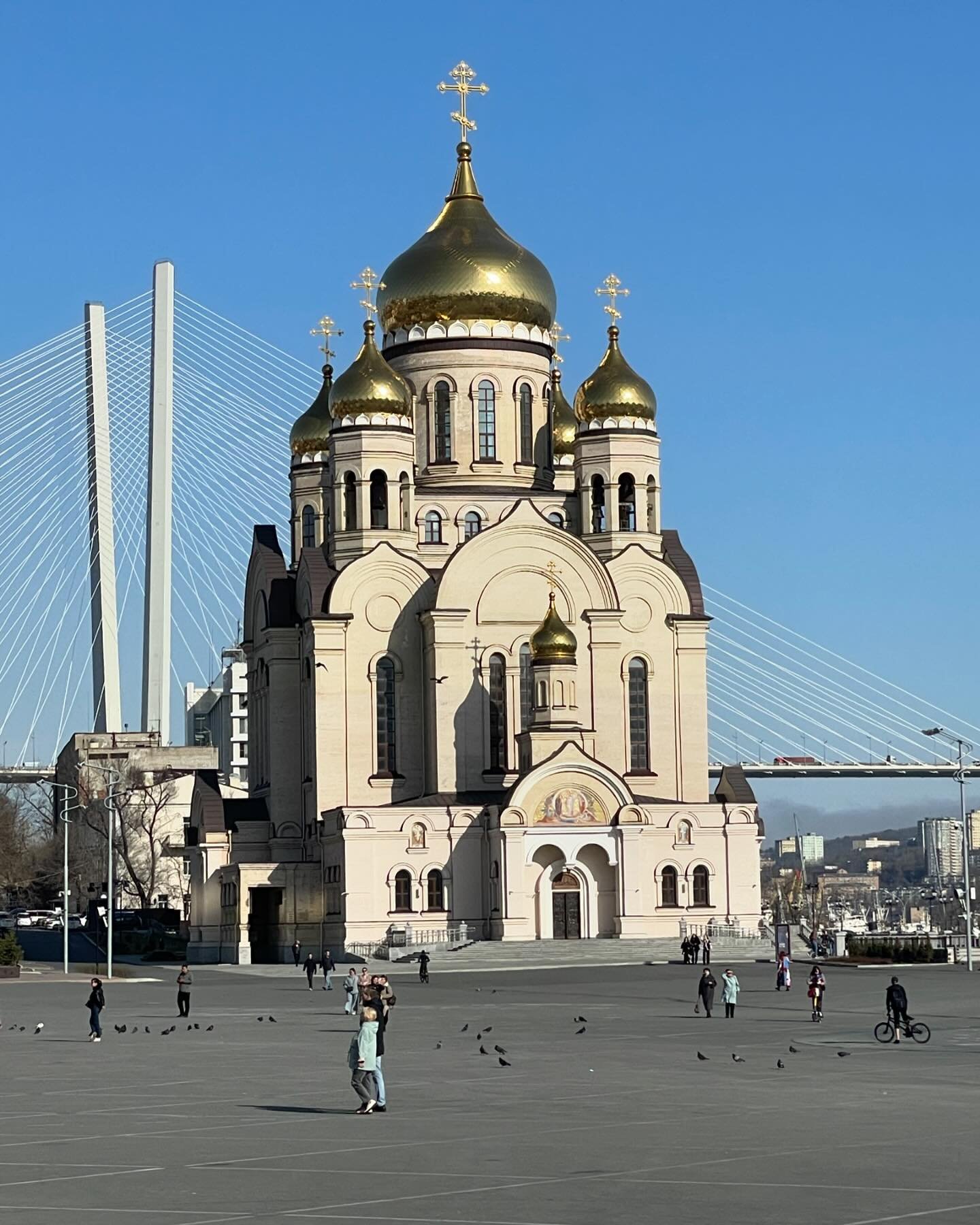 Hoje foi dia de aclimata&ccedil;&atilde;o, do calor de 35C da Tail&acirc;ndia para 05C em Vladivostok. A primeira visita foi na catedral ortodoxa para rogar prote&ccedil;&atilde;o nos caminhos que vir&atilde;o. Caminhando pela cidade conheci alguns r