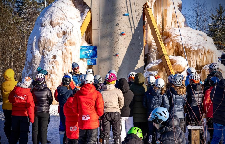 Naiskiipeilijät tarkastelemassa jääkiipeilyreittiä