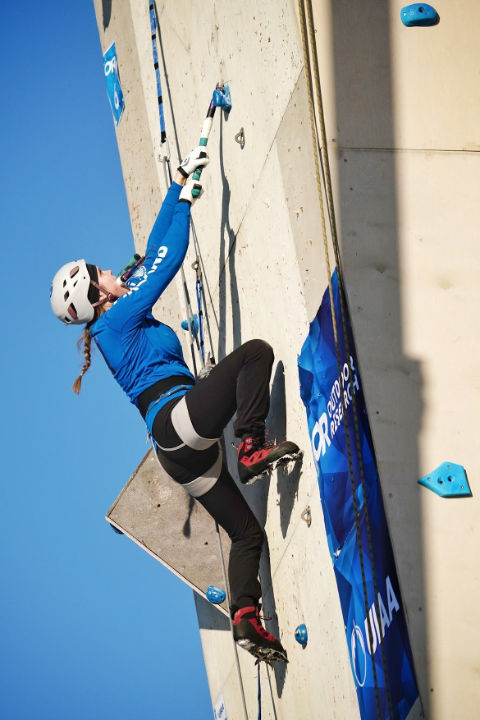 Kiipeilijä kiipeää jäähakuilla