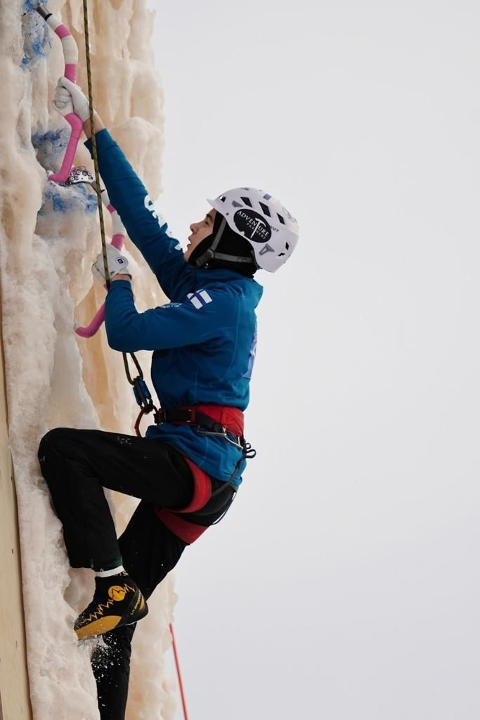 Kiipeilijä kiipeää jääseinää ylös