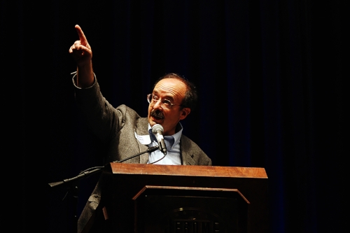 Amory Lovins, Founder of Rocky Mountain Institute and a legend in the area of sustainable businesses. He co‐authored ‘Natural Capitalism’ book. Seen here presenting at the RMI’s ‘quest for solutions’. © Rocky Mountain Institute (2010)