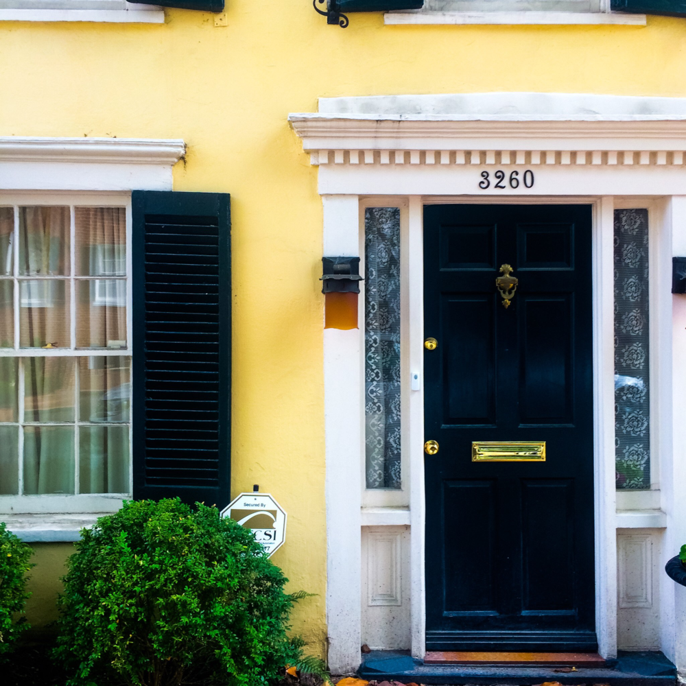 These lovely little colonial houses in Georgetown jut melt my heart. 