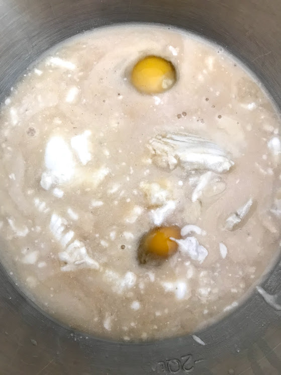 Custard bath that gives an intoxicating aroma that I bet you can't stop sticking your nose close to it. You can either drop your banana in here or put it in a smaller container with a little custard to combine.