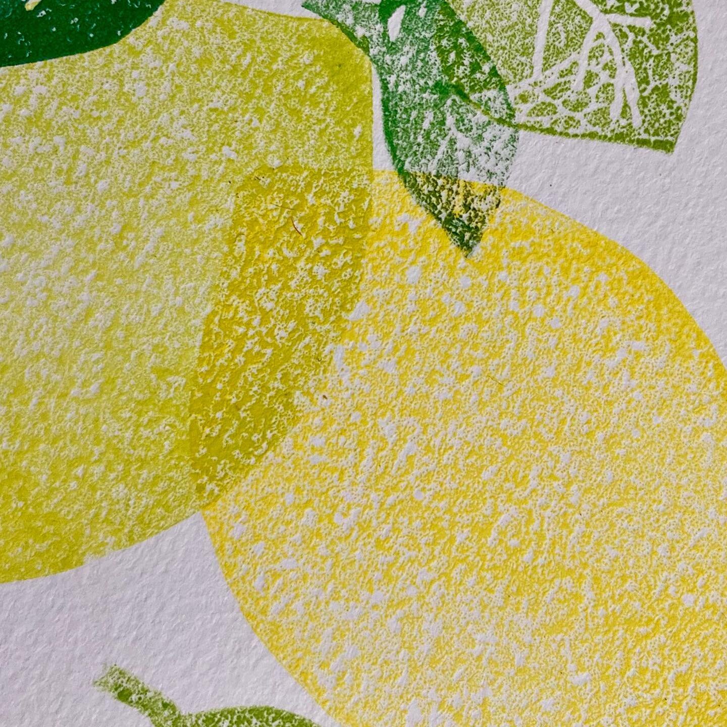 D E T A I L Texture created from household recycling. Cereal box cut into lemon and leaf shapes, rolled with water based printing ink &amp; printed onto lightly textured cartridge paper 

#schmincke #lemon #print #printmaking #printmakersofinstagram 