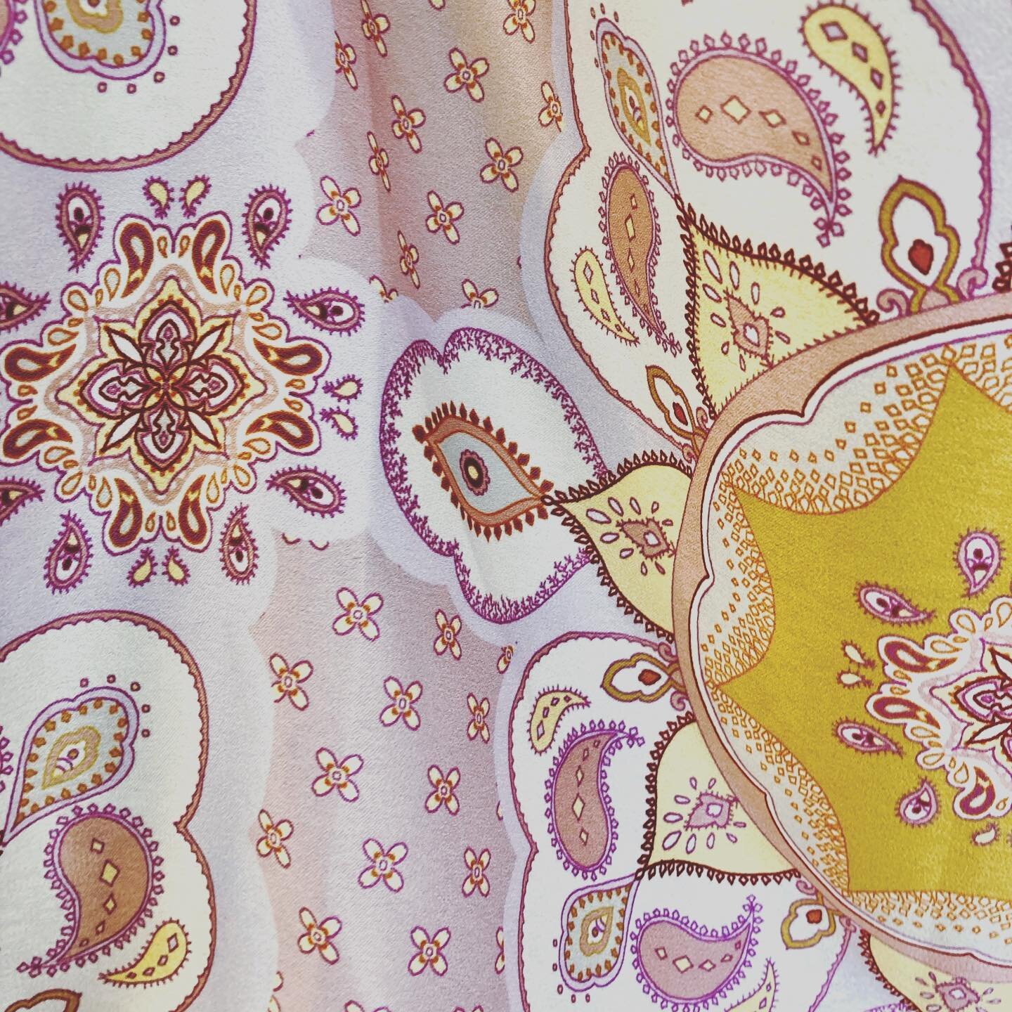 Paisley foulard placement print 

#springsummer #springfashion #summerfashion #fashionprint #print #textile #printdesign #textilepattern #printandpattern #patterndesign
