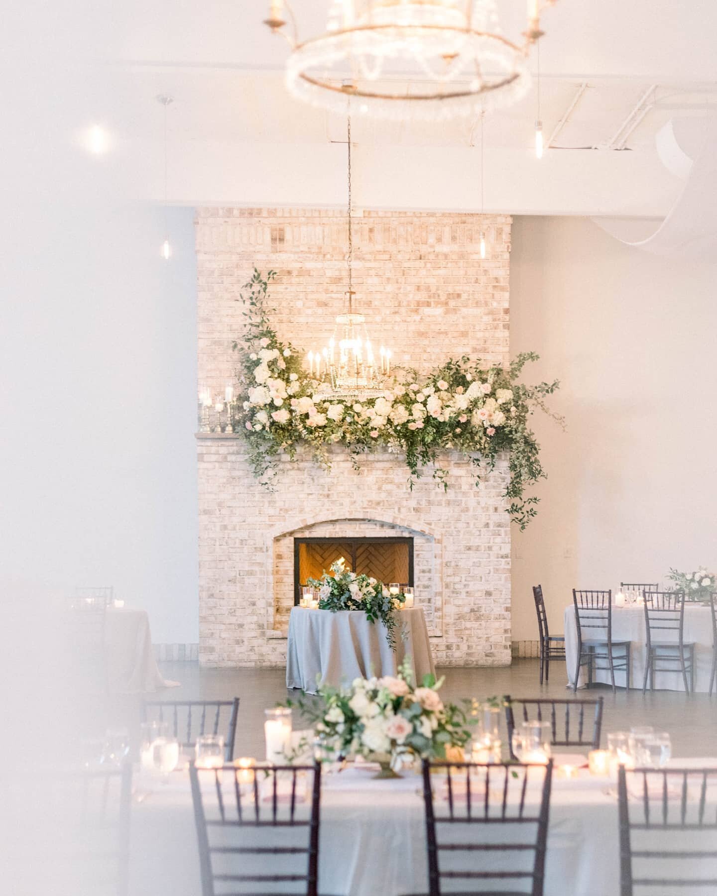 A peek through the drapes at some beautiful @wrightsvillemanornc mantle inspo 😍
.
.
.
#wrightsvillemanorwedding #bubblyeventsnc #bubblyevents #wrightsvillemanor #wilmingtonweddings #weddingmantle #fireplacedecor #sweethearttable #designsbydillon